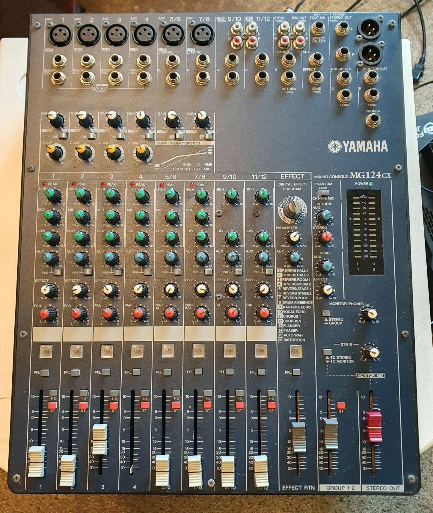 Hátalarasett við mikrofon og mixpult