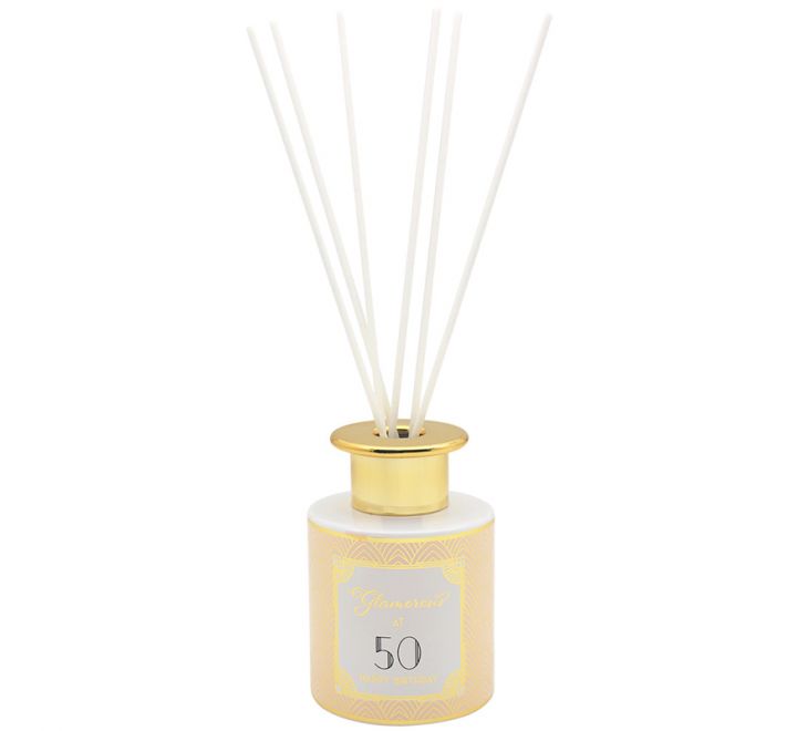 “Glamorous at 50” diffusari