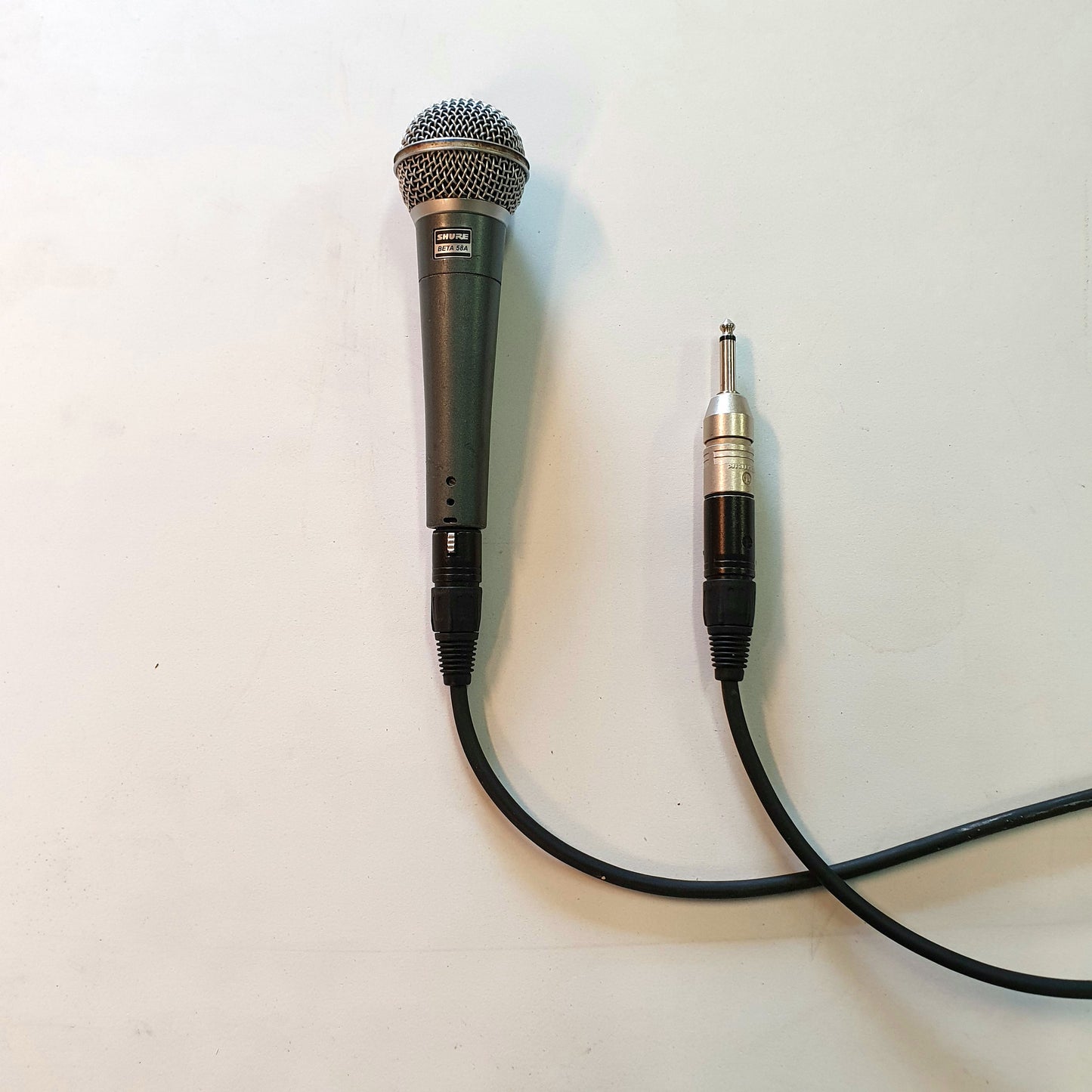 Hátalarasett við mikrofon og mixpult